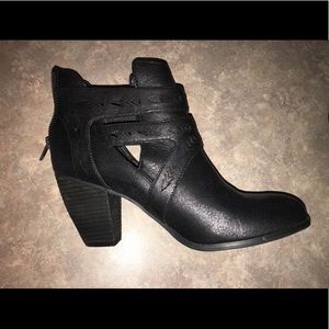 Women’s NOT RATED size 10 Black Bootie